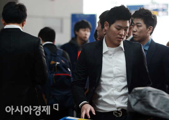 [포토] 한현희 '양복 차림도 멋지죠'