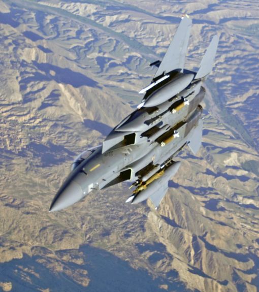 다목적 전투기 F-15가 완전무장한채 비행하는 모습