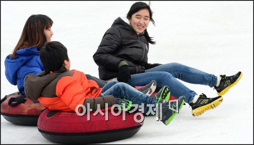 [포토]눈썰매 타기가 즐거운 아이들