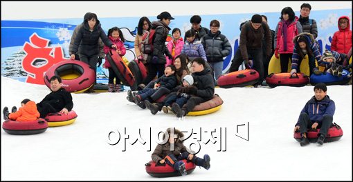 [포토]포근한 날씨 속 눈썰매 타는 시민들