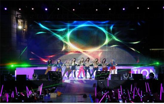 19일 KMH가 개최한 필리핀 콘서트에서 소녀시대가 공연하고 있다.
