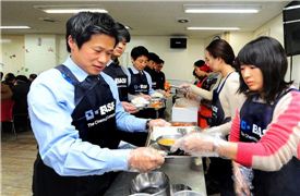 한국바스프 임직원들이 무료급식 배식 봉사활동을 하고 있는 모습. 