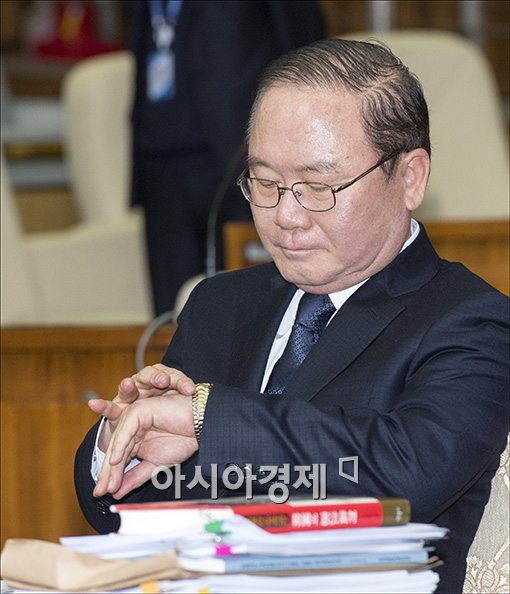 [포토]시계 보는 이동흡 후보자