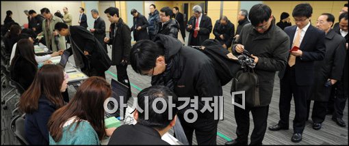 [포토]줄지어 선 변호사들