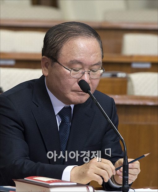 [포토]고개 숙인 이동흡 후보자