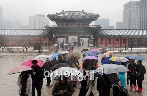 [포토]우산 가득한 경복궁 