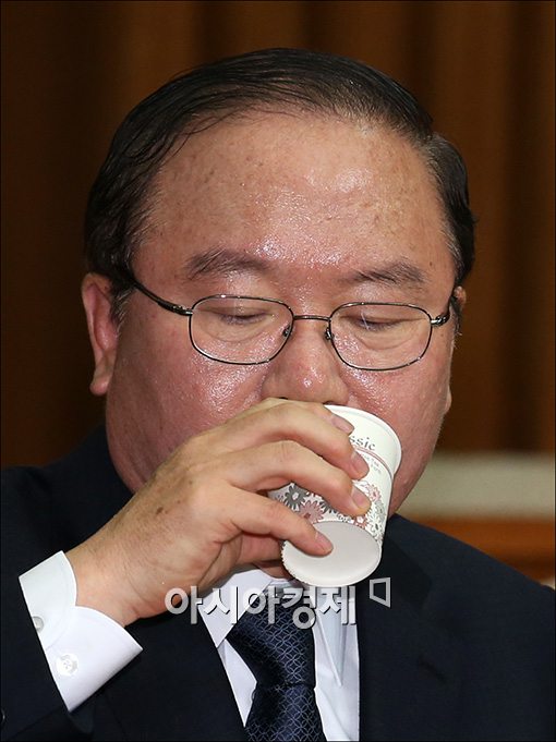 [포토]쏟아지는 의혹, 속타는 이동흡 후보자