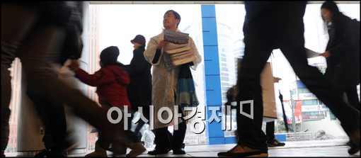 [포토]무심히 지나가버리는 시민들
