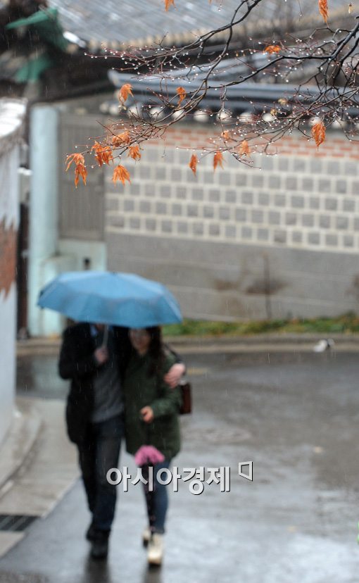 [포토]빗 속의 다정한 연인 