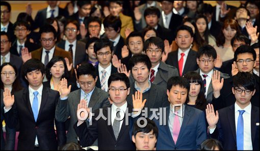 [포토]진지한 모습으로 서약 선서 하는 사법연수원 수료생들