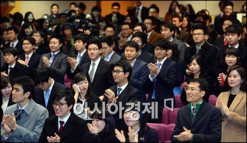 [포토]박수치는 사법연수원 수료생들