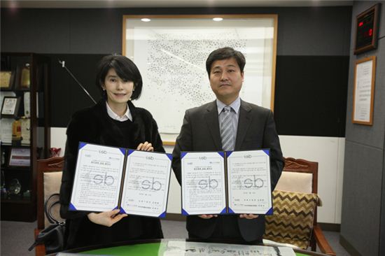 김영배 성북구청장(오른쪽)과 최명숙 YJ사이버평생교육원 대표가 협약을 맺은 후 기념 사진을 찍었다.