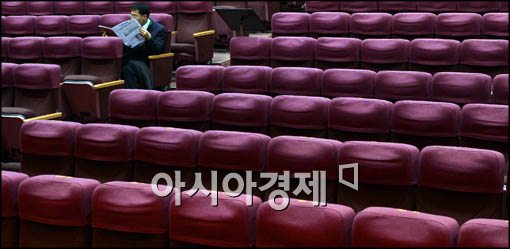 [포토]빈 자리가 보이는 42기 사법연수원 수료식