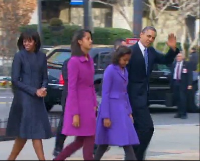 ▲미셸 오바마 여사(왼쪽)와 두 딸(가운데), 오바마 대통령(오른쪽)