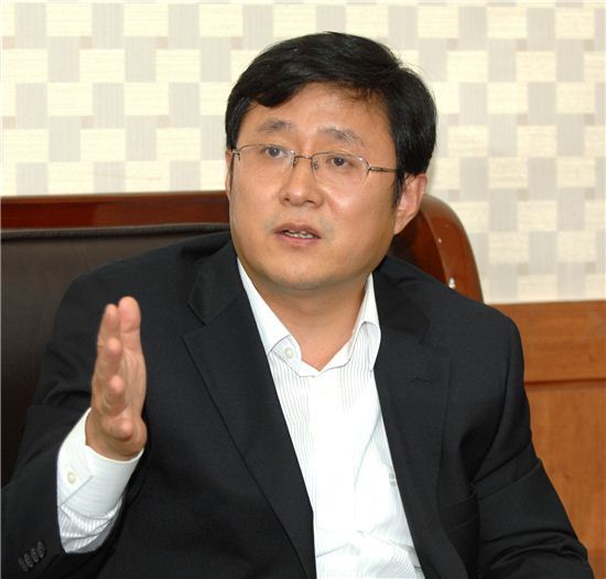 김성환 노원구청장이 자신을 종북세력이라고 주장한 정미홍 전 kbs 아나운서에 대해 명예훼손 등 민,형사상 법적 책임을 묻겠다고 밝혔다.