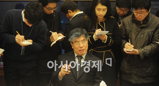 [포토]김중수 총재 "경제 활력 위해 협조적 태도 필요"