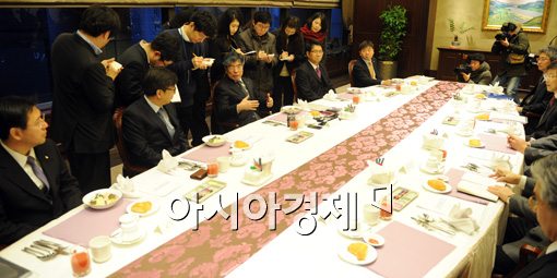 [포토]김중수 총재 "경제상황 미래지향적으로 개선될 것"