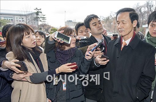 [포토]출근하는 김장수 간사