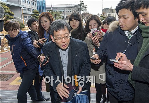 [포토]기자들에 둘려쌓인 출근길