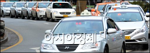 [포토]택시법 거부, 줄 선 택시들