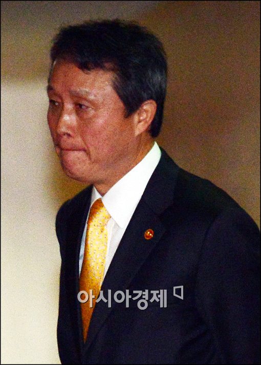 [포토]굳은 표정 짓는 권도엽 국토부 장관