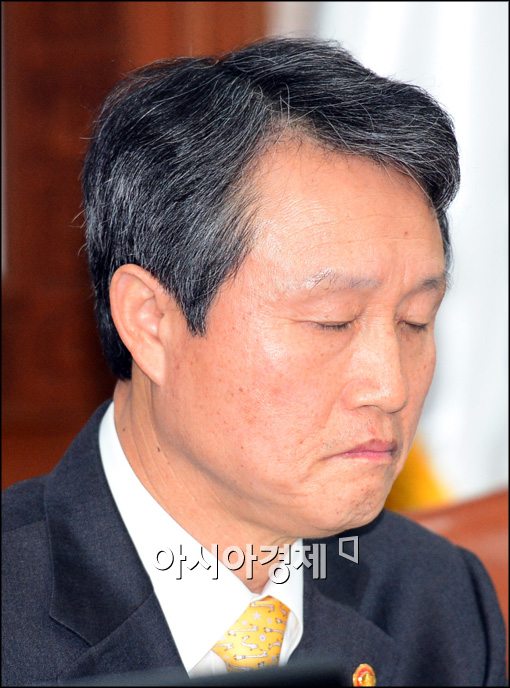 [포토]생각에 잠긴 권도엽 국토부 장관