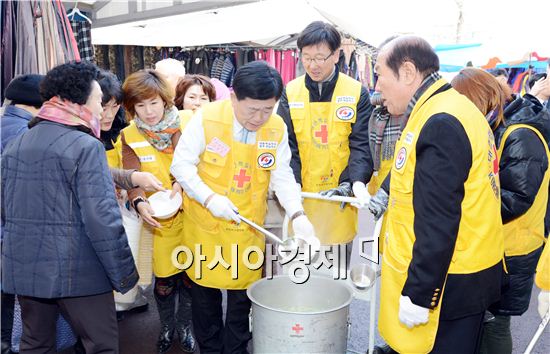 적십자 봉사회 순천지구협의회, ‘희망 나눔 떡국 봉사’ 성황