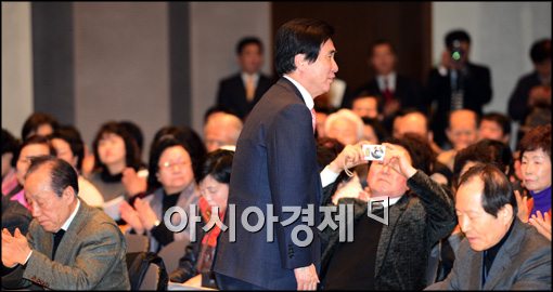 [포토]인사하는 고흥길 특임장관