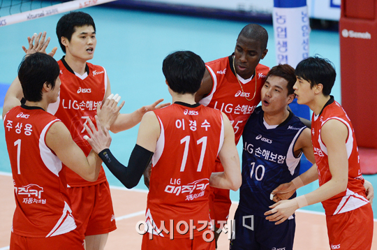 [포토] 득점 기쁨 나누는 LIG 선수들