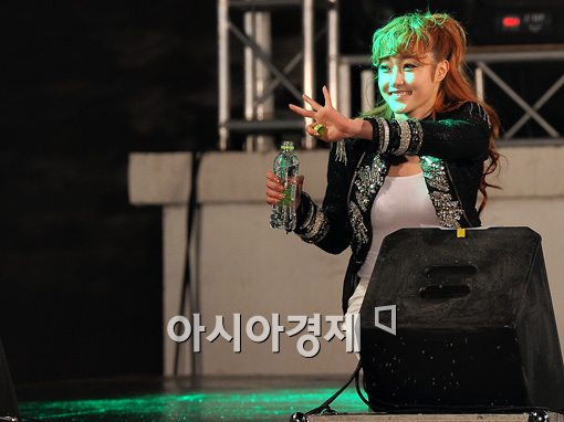 [포토]나인뮤지스 세라, 물 마시면서도 인사하네~