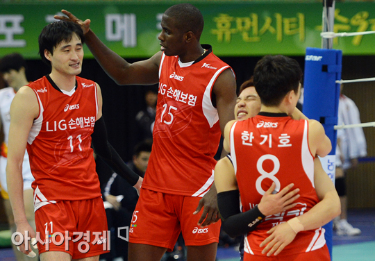 [포토] LIG '힘겨운 승리, 그래서 더 값지다!'