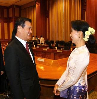 姜의장, 아웅산 수치 여사와 민관협력 논의