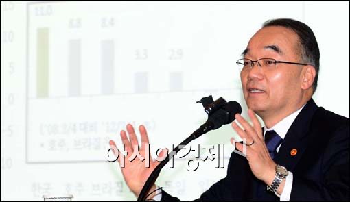 [포토]진지한 모습으로 강연하는 박재완 장관