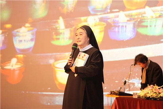 SK케미칼이 이해인 수녀를 초청해 힐링 특강을 개최했다. 이해인 수녀가 임직원을 대상으로  '다시 시작하는 기쁨으로'를 주제로 한 강연을 진행하고 있는 모습.
