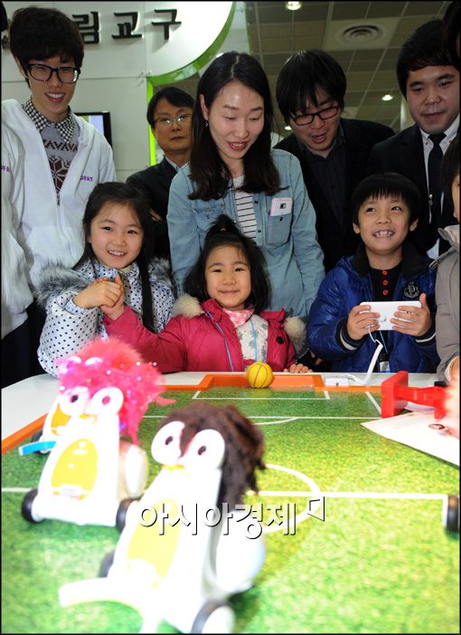 [포토]스마트 로봇 체험하는 시민들