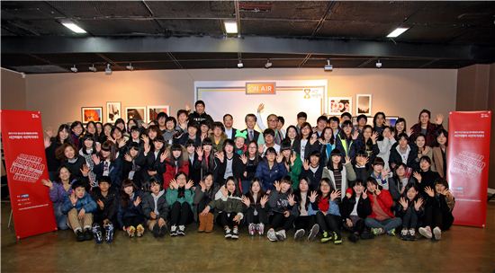 ▲두산그룹 사회공헌 프로그램인 '시간여행자' 1기에 참여한 학생들