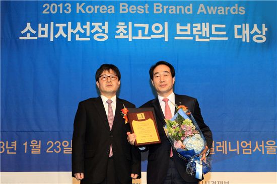 하이원리조트는 23일 '2013 소비자선정 최고의 브랜드' 리조트 부문에서 2년 연속 대상에 선정됐다고 밝혔다. 이날 시상식에는 최흥집(사진 오른쪽)대표가 참석했다.