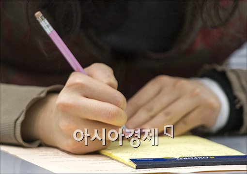 [포토]'스마트 기기 대신 펜을 잡은 손'