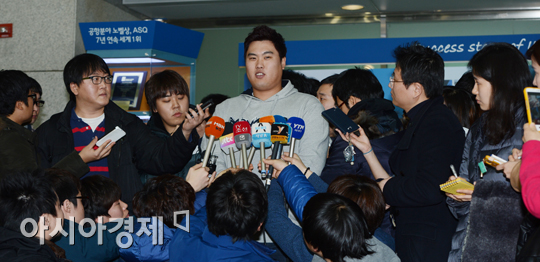 [포토] 출국 인터뷰하는 류현진