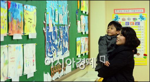 [포토]교실 구경하는 예비초등학생