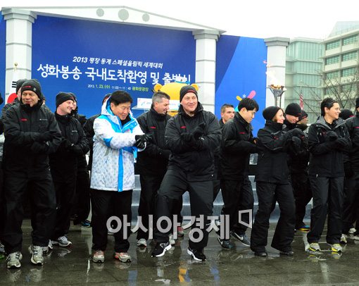 [포토]성화봉송 주자들도 강남스타일?