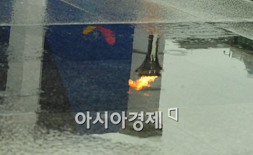 [포토]겨울비에도 꺼지지 않는 성화 