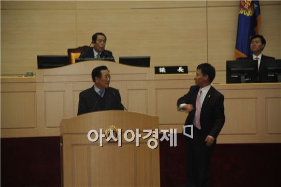 박준영 지사 물세례 파문 ‘일파만파’