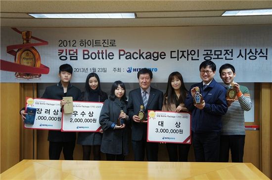 ▲킹덤 Bottle Package 디자인 공모전 시상식 후 단체 사진을 촬영하고 있다.