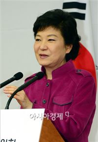 [포토]초대 총리 후보자 발표하는 박근혜 당선인