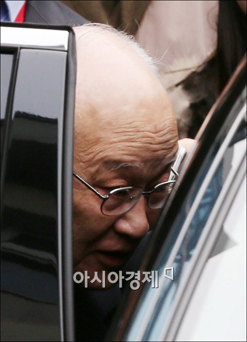 [포토]차에 오르는 김용준 총리 후보자