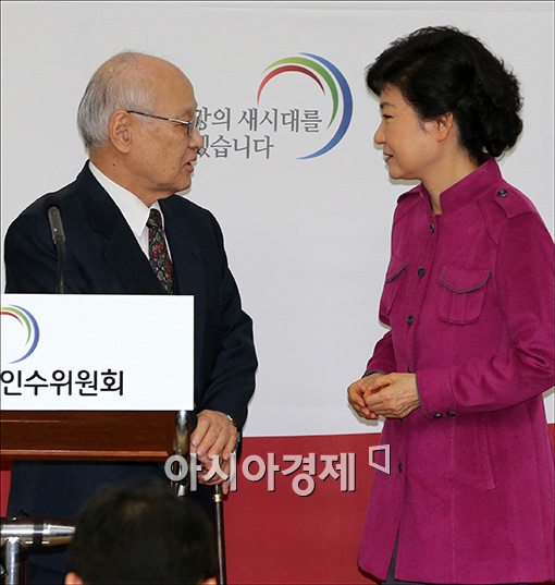 [포토]마주보는 박근혜 당선인, 김용준 총리 지명자