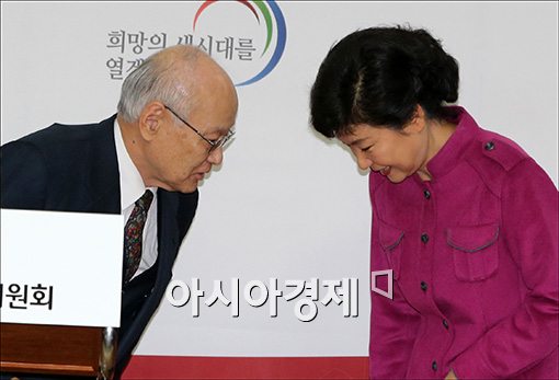 [포토]인사하는 박근혜 당선인, 김용준 총리 후보자