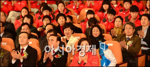 [포토]박수치는 나경원 회장