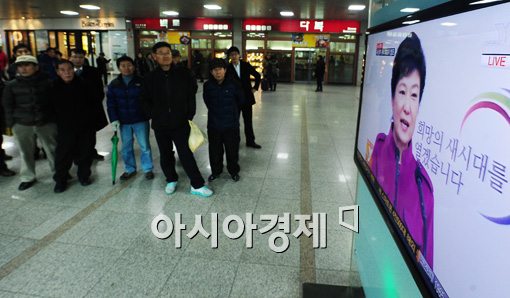 [포토]그녀의 입에 집중된 시선들 